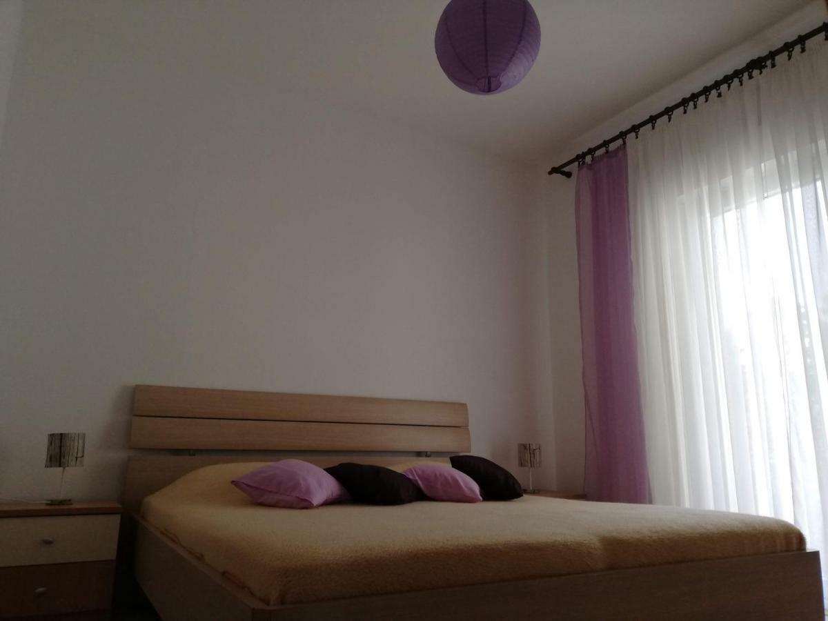 Spacious Family Apartment With Parking In The Shade And Barbecue House شيبينيك المظهر الخارجي الصورة