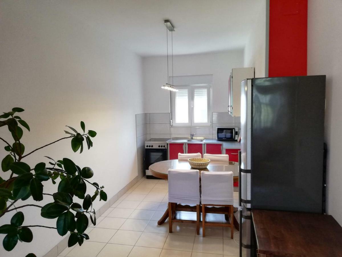 Spacious Family Apartment With Parking In The Shade And Barbecue House شيبينيك المظهر الخارجي الصورة
